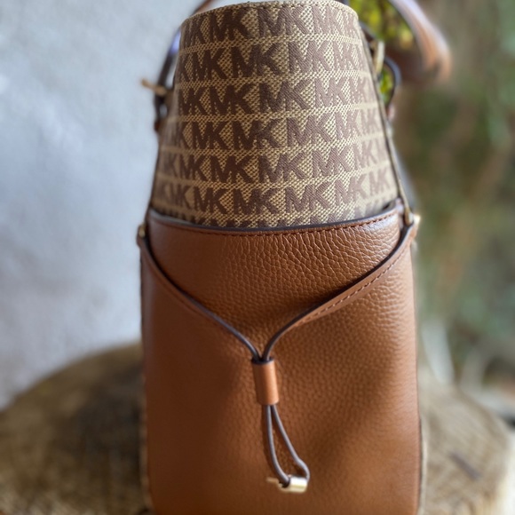 Micheal Micheal Kors Signature Tote - Picture 6 of 8